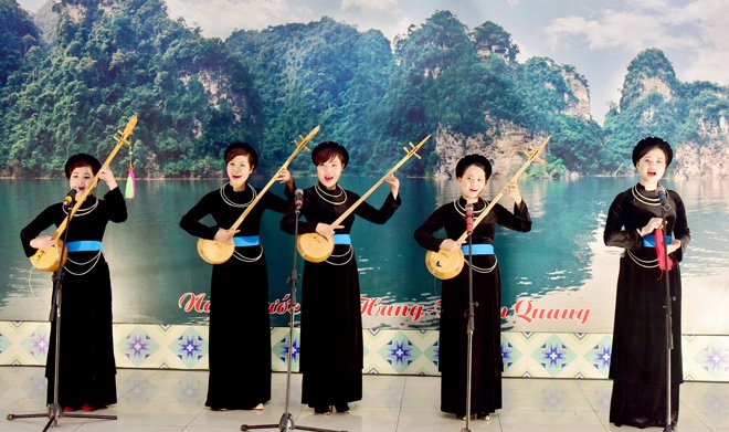 Điểm độc đáo của văn hóa Việt Nam thể hiện qua nghệ thuật truyền thống như hát cải lương và hò quang