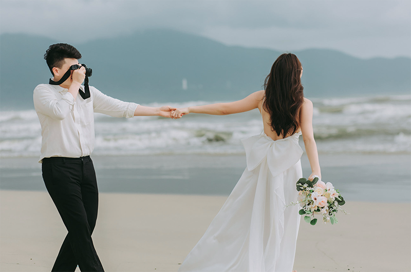 Dưới ánh nắng mặt trời và tiếng sóng biển rì rào, chúng ta ghi lại hạnh phúc trong từng bức ảnh cưới