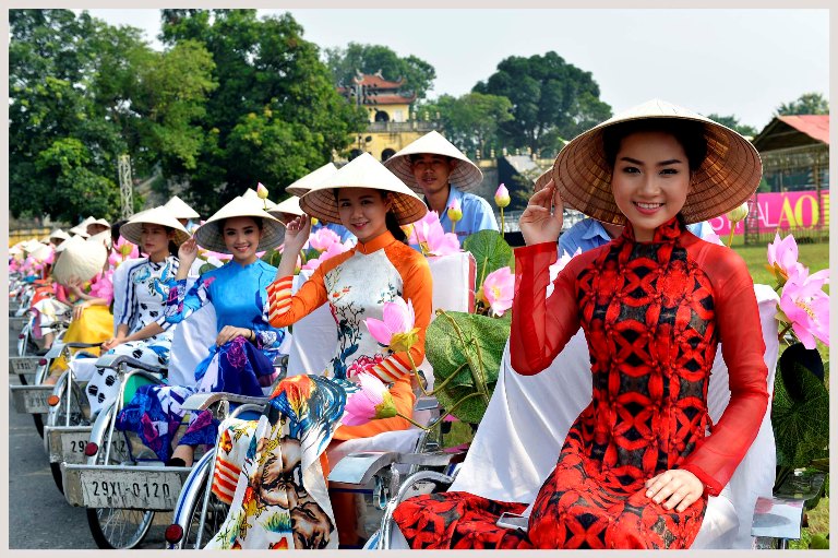 Người Việt thường coi trọng việc giữ gìn truyền thống và bảo tồn di sản văn hóa.