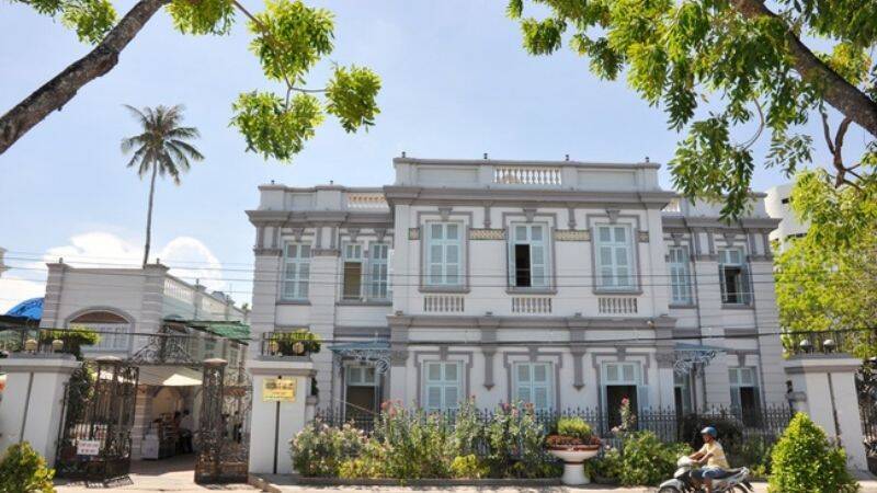 Nhà Công Tử Bạc Liêu tọa lạc tại số 13 Điện Biên Phủ, phường 3, thành phố Bạc Liêu