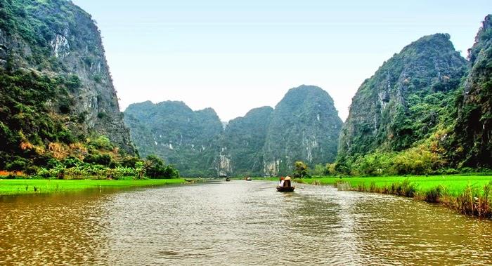 Sông Hoàng Long, hay còn gọi là Hồng Hà, là một con sông lớn tại Việt Nam