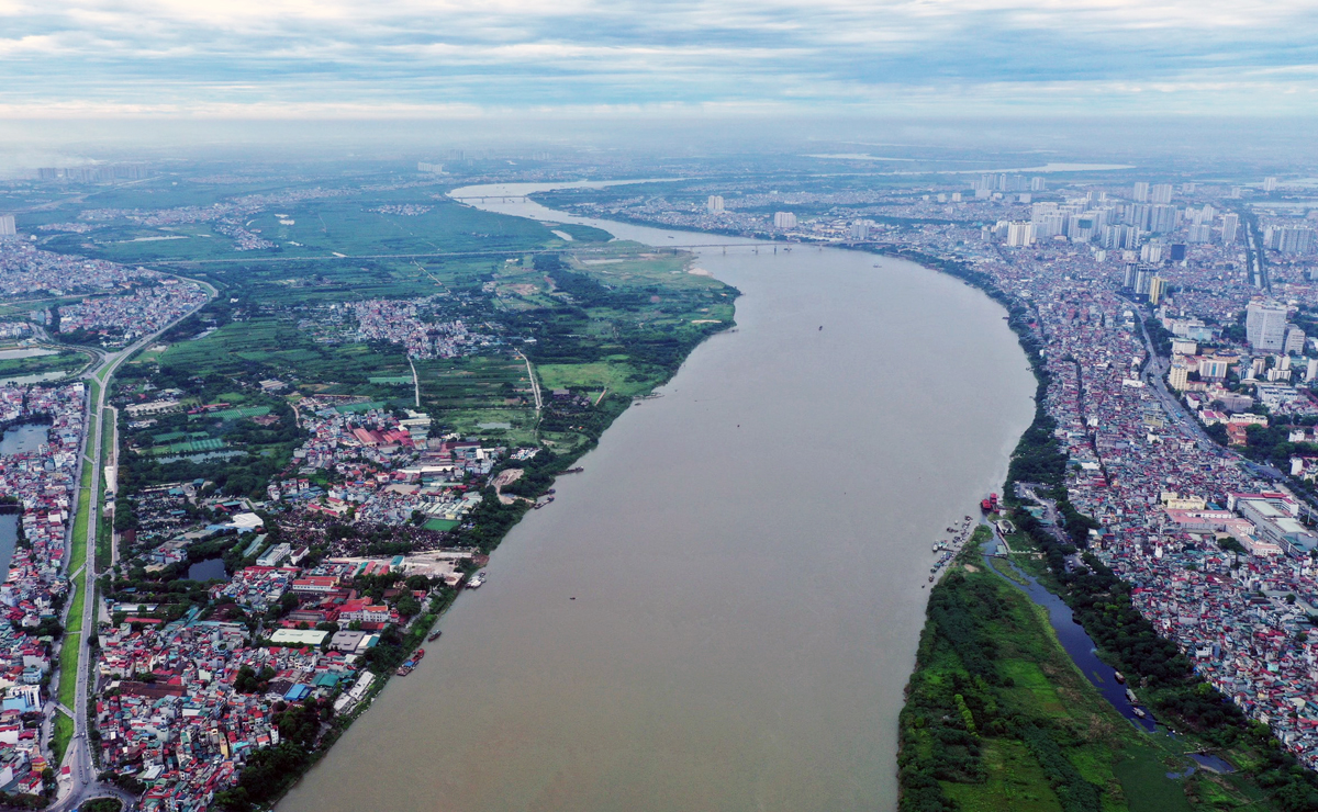 Sông Hồng, đầy đủ tên gọi là Sông Hồng Hà Nội