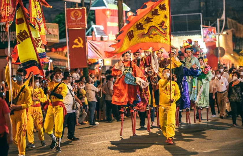 Trong lòng người Việt Nam, tôn giáo thường đóng vai trò quan trọng và thể hiện qua các lễ hội truyền thống.