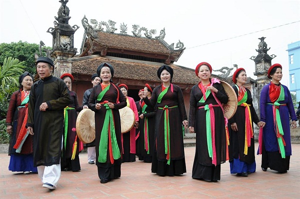 Trong nền văn hóa Việt Nam, việc giữ gìn và truyền đạt các truyền thống nghệ thuật như hát chèo và hát xẩm được coi là quan trọng.