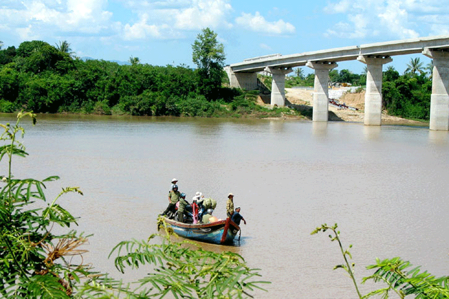 sông Ba chảy theo sườn phía Đông của dãy Trường Sơn, qua các tỉnh Gia Lai, Phú Yên để đổ về Biển Đông